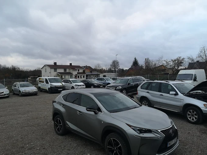 Automobiliai aikštelėje · Lexus NX